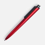 Пластиковая ручка с четырехгранным корпусом.<br><ul class="list"><li>Механизм ручки: нажимной.</li><li>Корпус ручки разбирается. Замена стержня требует особых навыков.</li><li>Стержень с синими чернилами.</li><li>Длина линии письма: 700 м.</li></ul>