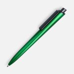 Пластиковая ручка с четырехгранным корпусом.<br><ul class="list"><li>Механизм ручки: нажимной.</li><li>Корпус ручки разбирается. Замена стержня требует особых навыков.</li><li>Стержень с синими чернилами.</li><li>Длина линии письма: 700 м.</li></ul>