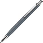 Металлическая ручка с матовым корпусом и хромированными деталями.<br><ul class="list"><li>Механизм ручки: нажимной.</li><li>Корпус ручки разбирается. Стержень легко заменить.</li><li>Стержень с синими чернилами.</li><li>Длина линии письма: 800 м.</li></ul>Гравировка по цветным частям корпуса получается серой.