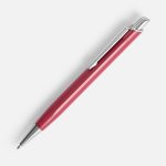 Металлическая ручка с матовым корпусом и хромированными деталями.<br><ul class="list"><li>Механизм ручки: нажимной.</li><li>Корпус ручки разбирается. Стержень легко заменить.</li><li>Стержень с синими чернилами.</li><li>Длина линии письма: 800 м.</li></ul>Гравировка по цветным частям корпуса получается серой.