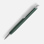 Металлическая ручка с матовым корпусом и хромированными деталями.<br><ul class="list"><li>Механизм ручки: нажимной.</li><li>Корпус ручки разбирается. Стержень легко заменить.</li><li>Стержень с синими чернилами.</li><li>Длина линии письма: 800 м.</li></ul>Гравировка по цветным частям корпуса получается серой.