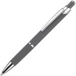 Металлическая ручка с покрытием софт-тач и серебристыми деталями.<br><ul class="list"><li>Механизм ручки: нажимной.</li><li>Корпус ручки разбирается. Стержень легко заменить.</li><li>Стержень с синими чернилами.</li><li>Длина линии письма: 700 м.</li></ul><br>Гравировка по цветным частям корпуса получается серебристой.