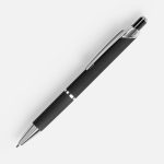 Металлическая ручка с покрытием софт-тач и серебристыми деталями.<br><ul class="list"><li>Механизм ручки: нажимной.</li><li>Корпус ручки разбирается. Стержень легко заменить.</li><li>Стержень с синими чернилами.</li><li>Длина линии письма: 700 м.</li></ul><br>Гравировка по цветным частям корпуса получается серебристой.