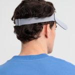 игрой в теннис или простой прогулкой.<ul class="list"><li>Бесшовный плотный козырек</li><li>Приятный материал</li><li>Регулируемая застежка</li></ul>