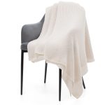 Благодаря большому размеру плед Knitly удобно использовать и как эффектное покрывало для кровати или дивана