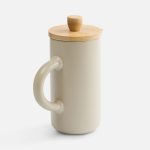 не обжигает руки и прост в уходе. Контраст бамбуковой крышки и керамики выглядит действительно интересно и необычно.Емкость 350 мл.<br>Поставляется в индивидуальной упаковке.
