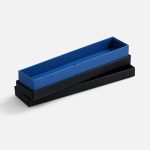 Футляр Nastro из дизайнерской бумаги для одной ручки.<br><br>Внутренний контрастный короб придает футляру особенно элегантный вид.<br>Поставляется в белом шубере.<br><br>Подходит для ручек длиной до 14