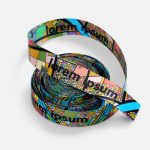 чтобы отрезок ленты был пришит к одному или нескольким товарам в заказе: <br><ul class="list"><li>добавьте на ленту нанесение «Пришив (кастомизация)» и сделайте его групповым для всех товаров