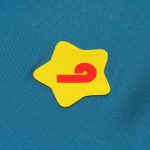 но также легко клеится на другие гладкие поверхности: пластик