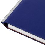 дополнен металлическим хромированным корешком. Корешек оклеен бирюзовой пленкой для защиты от царапин