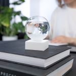 зимой — снегопад.</li><li>Иглистые кристаллы — заморозки.</li><li>Нити у поверхности — ветрено.</li></ul>Поставляется в индивидуальной упаковке. <br><br>Научными наблюдениями не установлено зависимости качества кристаллизации от погодных условий. Для более корректной работы рекомендуем держать предмет на столе или у окна в течение нескольких дней. Не трясти и не переворачивать.<br>Соблюдайте условия транспортировки: перевозка в режиме «тепло». При тиражном заказе рекомендуется обрешетка.<br>Нельзя провозить в самолете.