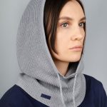 Капор-капюшон из акриловой пряжи Zaliv сможет заменить сразу и шапку