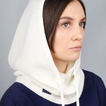 Капор-капюшон из акриловой пряжи Zaliv сможет заменить сразу и шапку