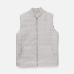 Жилет из коллекции Warmbridge выполнен в стиле современного бомбера и идеально подойдет для теплой осени и ранней весны. Утепленная модель жилета обеспечивает комфорт и защиту от холода
