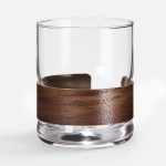 Элегантный стакан для виски Woodlyn сочетает в себе кристальную прозрачность боросиликатного стекла и уютное тепло натурального дерева. Такой дизайн позволяет рассмотреть благородный оттенок напитка и дарит приятные тактильные ощущения — съемная деревянная манжета защищает руки от холода.<br><br>Стакан идеально подойдет для виски