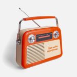 <p>В радиоприемнике «Fresh РП-341» удачно сочетаются внешний ретро-стиль и современные функции воспроизведения музыки.</p>Приемник работает в УКВ-диапазоне
