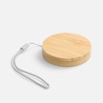 USB Type-A и micro USB.<br><br>Обеспечивает возможность передачи данных и зарядки для большинства современных мобильных устройств. Благодаря продуманной комплектации Plugga можно легко подключать свои гаджеты к различным источникам питания и передавать информацию независимо от типа разъема.<br><br>Компактный бамбуковый футляр легко разместить в портфеле