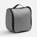 Стильный вместительный несессер с продуманной эргономикой.<br><ul class="list"><li>Основное отделение на молнии</li><li>100% переработанный полиэстер</li><li>Два сетчатых кармана на молнии</li><li>Один карман на молнии<br></li><li>Крючок S-образной формы<br></li><li>Ручка для переноски</li></ul>