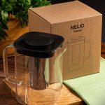 <p>Чайник Nelio — лаконичный квадрат в мире круглых форм. Четкие линии и минималистичный дизайн сразу привлекают внимание