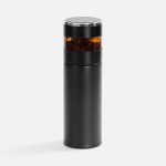 Умная термобутылка для заваривания Thermory отображает температуру жидкости на ЖК-дисплее: точные данные собирает встроенный в крышку датчик. Стенки из нержавеющей стали и вакуумная изоляция корпуса сохраняют напитки горячими (60 °C) в течение 8 часов или прохладными (10 °C) в течение 12 часов. <br><br>Отсек с инфьюзером — ситечком из нержавеющей стали — задерживает мелкие частицы и помогает аккуратно заварить в термосе чай