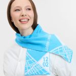чем края шарфа с        жаккардовым узором.<br>Класс вязального оборудования: 10.<br>Цвет: выберите цветовое решение по таблице «Актуальные цвета нитей» (на фото).<br>Изнаночная сторона  при вязании в 2 цвета: зеркальное отображение рисунка и инверсия цветов на жаккардовых      участках шарфа