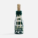 Чехол на бутылку с вывязанным логотипом и индивидуальным рисунком в фирменной цветовой гамме.<br>Такой чехол легко превратит любую бутылку в оригинальный подарок.<br>  <br><br>Модель:  Чехол на бутылку с жаккардовым узором в 2-3 цвета.<br>Класс вязального оборудования: 10.<br>Цвет воротника чехла для бутылки: 1 цвет