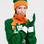 по обеим сторонам перчатки