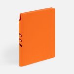 оранжевый OO (внутренняя часть обложки). Внутри корешка — специальное место для крепления ручки размером до 15х1 см.<br></p><p>Блок 985