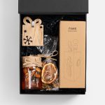 с миндалем;<br></li><li>Деревянная подвеска <a rel="nofollow" target="_blank" href="https://gifts.ru/id/233051">Christmate</a>