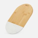 Разделочная доска из коллекции Linea Bamboo — надежный и стильный помощник на кухне. <br>Дизайн в экологичном стиле с нетривиальным сочетанием мрамора и бамбука гармонично впишется в любой интерьер и добавит ему естественности. Доска подходит как для нарезки