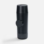 Портативная и компактная кофемашина Porta Presso с легкостью помещается в сумку и работает без розетки от встроенного аккумулятора. Ей удобно пользоваться где угодно: дома и на работе