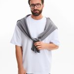 Самая плотная футболка в ассортименте — целых 240 г/м² — выглядит аккуратно и долго сохраняет внешний вид. Благодаря тонким и длинным волокнам хлопка премиального качества полотно футболки отличается гладкостью