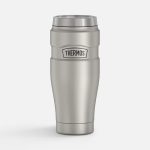офисе и путешествиях.<br><br>Эргономичная крышка-пробка DrinkLock открывается и закрывается одним движением одной руки. Поворотная задвижка с метками вращается на 360° и надежно защищает от проливания напитка. На внутренней стороне крышки предусмотрено удобное крепление для чайного пакетика — заваривать чай можно прямо в термокружке.<br><br>Благодаря технологии бесшовной сварки и полировке внутренняя поверхность колбы остается идеально гладкой: она не впитывает запахи