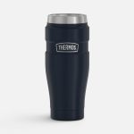 офисе и путешествиях.<br><br>Эргономичная крышка-пробка DrinkLock открывается и закрывается одним движением одной руки. Поворотная задвижка с метками вращается на 360° и надежно защищает от проливания напитка. На внутренней стороне крышки предусмотрено удобное крепление для чайного пакетика — заваривать чай можно прямо в термокружке.<br><br>Благодаря технологии бесшовной сварки и полировке внутренняя поверхность колбы остается идеально гладкой: она не впитывает запахи