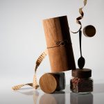 а «Ягодная поляна» — свежей ягодной кислинкой и ароматной фруктовостью. Натуральные материалы упаковки и лаконичная подача подчеркивают утонченный характер набора.<br>В комплект входят:<br><ul class="list"><li>Чай черный «Сила Тайги»</li>Состав:  чай черный индийский листовой