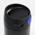 с чего начать.<br>Емкость 590 мл.<ul class="list"><li>Двухслойная вакуумная конструкция из нержавеющей стали</li><li>Герметичная крышка</li><li>Напиток остается горячим до 8 часов</li><li>Питьевой клапан с кнопкой</li><li>Блокировка открытия питьевого отверстия</li><li>Разборная крышка</li><li>Не содержит бисфенол А</li></ul>