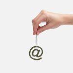 чтобы подвеска была прикреплена к изделию в заказе:<br><ul class="list"><li>Добавьте нанесение «Крепление (сборка)» и сделайте его групповым для всех товаров