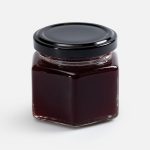 Изысканный десерт раскрывает благородный вкус сухого красного вина в нежной текстуре мармелада. Сдержанная сладость и бархатистое послевкусие делают его идеальным дополнением к кофе или сырной тарелке.Состав: вино сухое красное