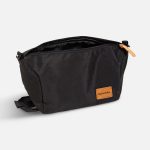 косметики.<br><ul class="list"><li>Объем 3 л</li><li>Вес 110 г</li><li>Большое центральное отделение на молнии</li><li>Ручка для удобной переноски и подвешивания</li><li>Молния YKK<br></li><li>Боковые стропы для регулировки формы и объема<br></li><li>Внутренний карман на молнии<br></li></ul>