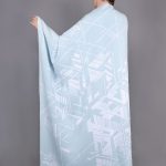Плед Winterflake в нежных пастельных оттенках — проверенный спутник в холодные дни и само воплощение зимы; он завораживает своим необычным дизайном и демонстрирует чудеса снежной геометрии. Объемная снежинка в центре изделия состоит из множества разных линий и фигур — получается притягательная композиция в современном стиле.<br>Нежная текстура пледа и расслабленные цвета подарят ощущение спокойствия и умиротворения
