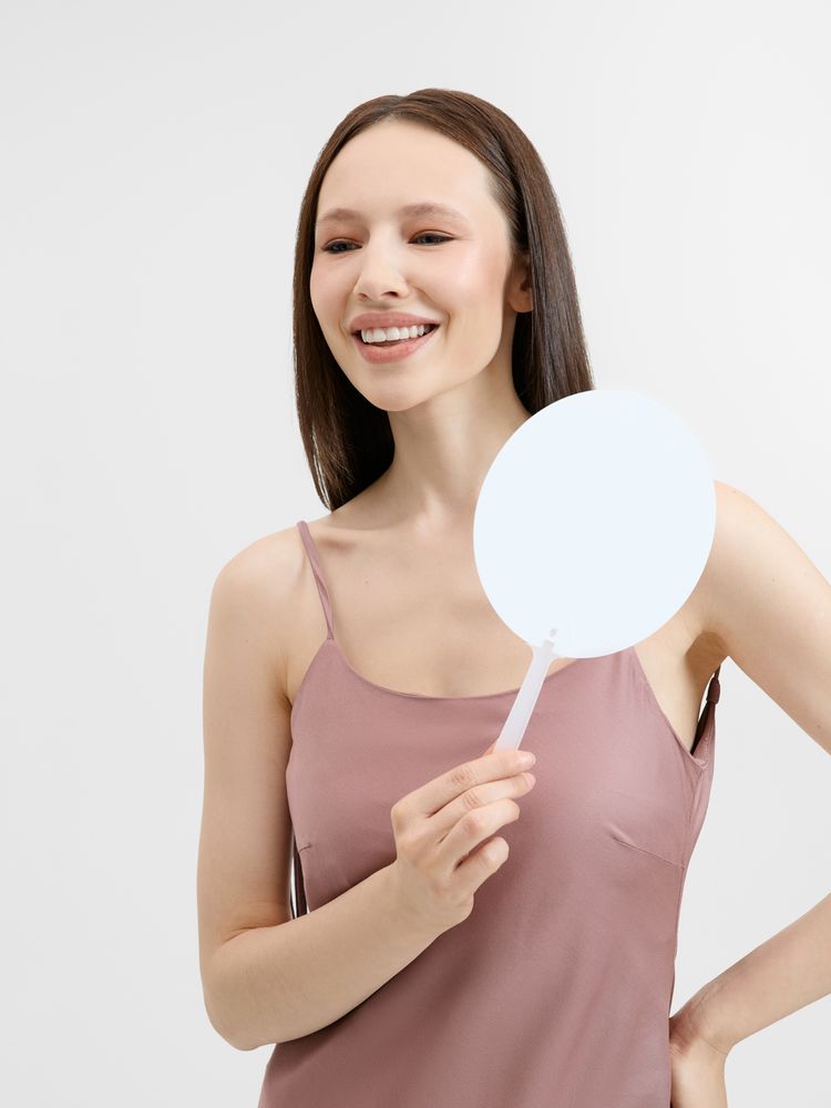 Веер-опахало Breeze Ease с круглым полотном — лаконичный аксессуар с современным дизайном и широкими возможностями для брендинга.<br><br>Легкий и удобный