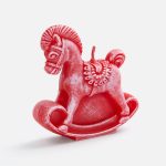 Очаровательная свеча в виде милой игрушечной лошадки с легкостью перенесет в мир светлого волшебства и беззаботного детства. Она станет прекрасным дополнением к основному новогоднему подарку