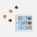 Деревянная игра-головоломка Criss Cross — отличный повод сделать небольшой перерыв между делами и отвлечься от повседневных забот. В этой небольшой коробочке таится огромное количество веселья и радости!<br> <br>Легкая и узнаваемая игра представлена в оригинальном исполнении: вместо привычных крестиков и ноликов — главные новогодние и зимние мотивы