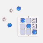 Деревянная игра-головоломка Criss Cross — отличный повод сделать небольшой перерыв между делами и отвлечься от повседневных забот. В этой небольшой коробочке таится огромное количество веселья и радости!<br> <br>Легкая и узнаваемая игра представлена в оригинальном исполнении: вместо привычных крестиков и ноликов — главные новогодние и зимние мотивы