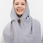 внутри капюшона флисовый подклад.<br>Класс вязального оборудования: 10.<br>Цвет: выберите цветовое решение по таблице «Актуальные цвета нитей» (на фото). <br>Цвет флисовой подкладки: белый