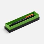 Стильная металлическая ручка Inkolor в матовом черном корпусе с цветным клипом. Футляр из дизайнерской бумаги с контрастным коробом придает подарку законченный и элегантный вид.<br><ul class="list"><li>Механизм ручки: поворотный.</li><li>Корпус ручки разбирается