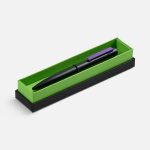 Стильная металлическая ручка Inkolor в матовом черном корпусе с цветным клипом. Футляр из дизайнерской бумаги с контрастным коробом придает подарку законченный и элегантный вид.<br><ul class="list"><li>Механизм ручки: поворотный.</li><li>Корпус ручки разбирается