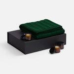 Набор Aromagia — готовое решение для укрепления деловых отношений с самым теплым посылом. Мягкий плед и три изысканных аромасвечи подарят атмосферу тепла