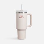Культовая термокружка Quencher H2.0 имеет вращающуюся крышку с тремя положениями отверстия: для трубочки