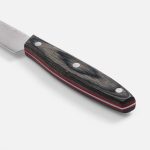 а работу с ним легкой и удобной. <br><br>Комфортная и гладкая рукоятка ножа выполнена из паккавуда (pakkawood) — современного износостойкого материала